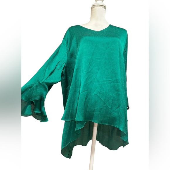 NWT Silky Emerald Green Blouse By Calessa - Picture 1 of 5